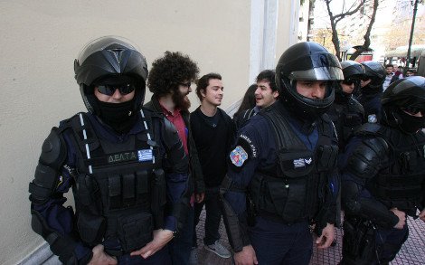 Ο αφάνας που κρατούσε την ντουντούκα της Ζωής Κωνσταντοπούλου, ανάμεσα στους προσαχθέντες για την εισβολή στο γραφείο Βαρβιτσιώτη [εικόνες] | iefimerida.gr 8