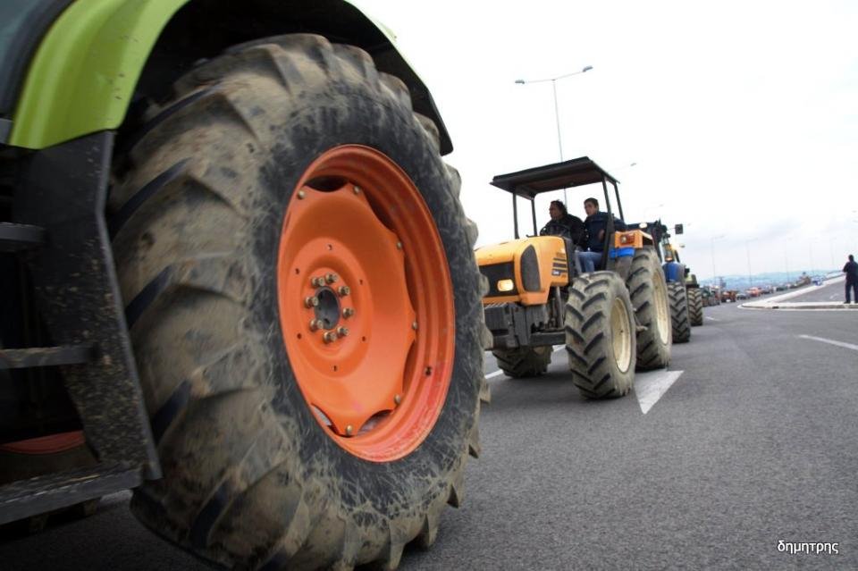 Αγρότες απέκλεισαν το λιμάνι της Πάτρας – Πάνω από 40 τρακτέρ, έχυσαν γάλα [εικόνες] | iefimerida.gr 0