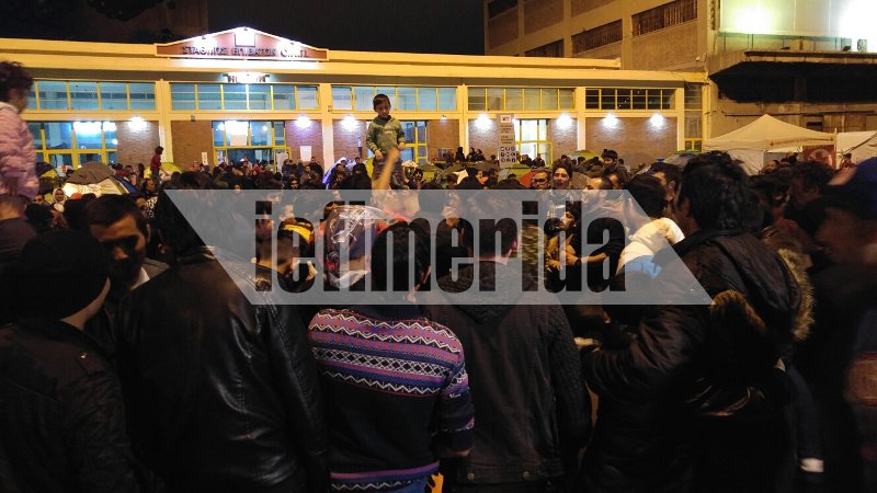 Αφγανοί μετανάστες πανηγυρίζουν στον Πειραιά – Πίστεψαν ότι αύριο... ανοίγουν τα σύνορα [εικόνες] | iefimerida.gr 0