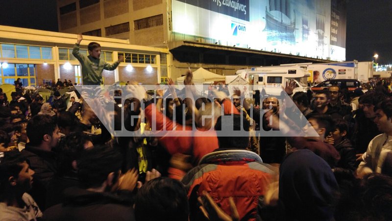 Αφγανοί μετανάστες πανηγυρίζουν στον Πειραιά – Πίστεψαν ότι αύριο... ανοίγουν τα σύνορα [εικόνες] | iefimerida.gr 1