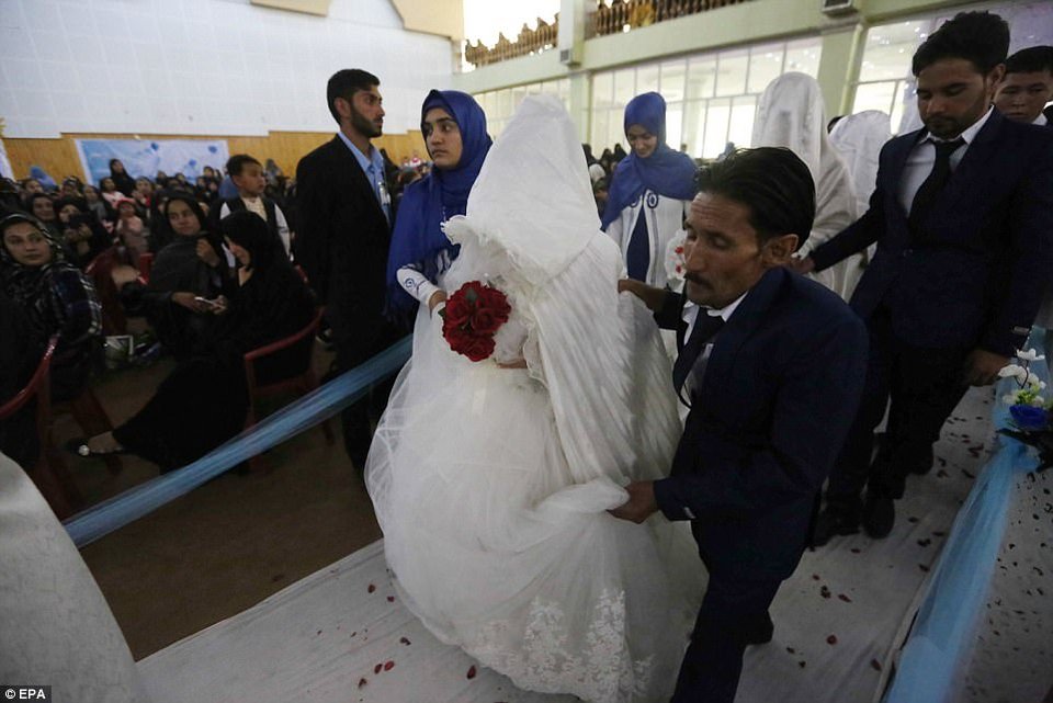 Νυφικό... μπούρκα -Νύφες στο Αφγανιστάν με εντελώς καλυμμένο πρόσωπο, ούτε καν βλέπουν μπροστά τους [εικόνες] | iefimerida.gr 3