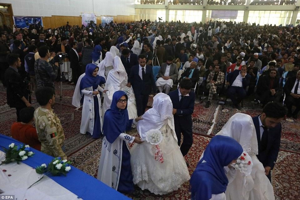 Νυφικό... μπούρκα -Νύφες στο Αφγανιστάν με εντελώς καλυμμένο πρόσωπο, ούτε καν βλέπουν μπροστά τους [εικόνες] | iefimerida.gr 4