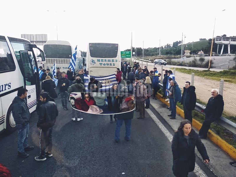 Πλήθος κόσμου στα διόδια Αφιδνών -Προορισμός το Σύνταγμα, για το συλλαλητήριο [εικόνες] | iefimerida.gr 0