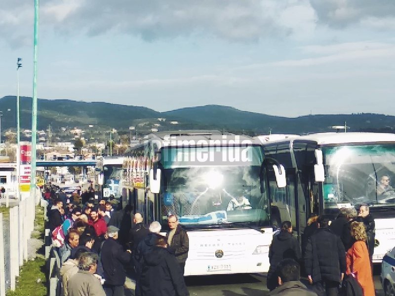 Πλήθος κόσμου στα διόδια Αφιδνών -Προορισμός το Σύνταγμα, για το συλλαλητήριο [εικόνες] | iefimerida.gr 1