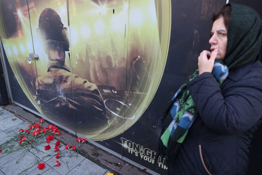 «Απόψε είναι η ώρα σου»: Η ανατριχιαστική αφίσα στην είσοδο του κλαμπ Reina [εικόνες] | iefimerida.gr 1