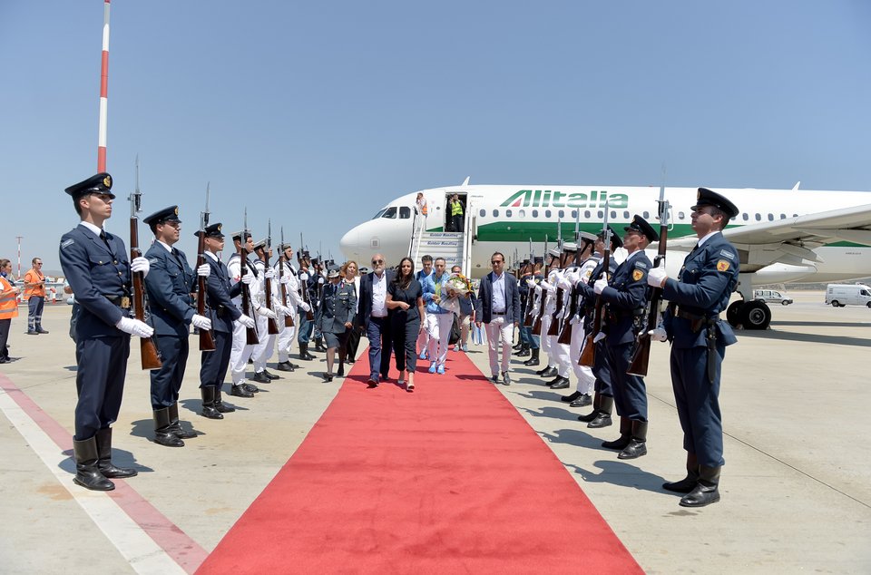Η άφιξη της Αννας Κορακάκη σε εικόνες - Με λαμπερό χαμόγελο και τα δύο μετάλλια στο στήθος | iefimerida.gr 5