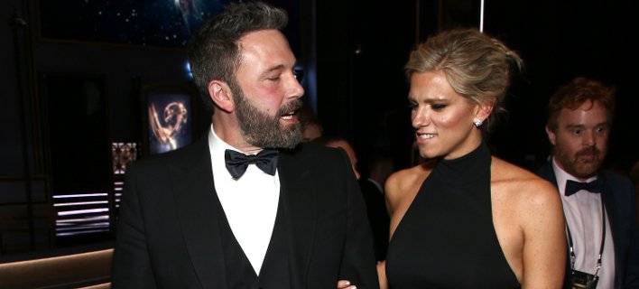 Στα Emmy μαζί με τη νέα του σύντροφο ο Μπεν Αφλεκ [εικόνα &amp; βίντεο] | iefimerida.gr 0