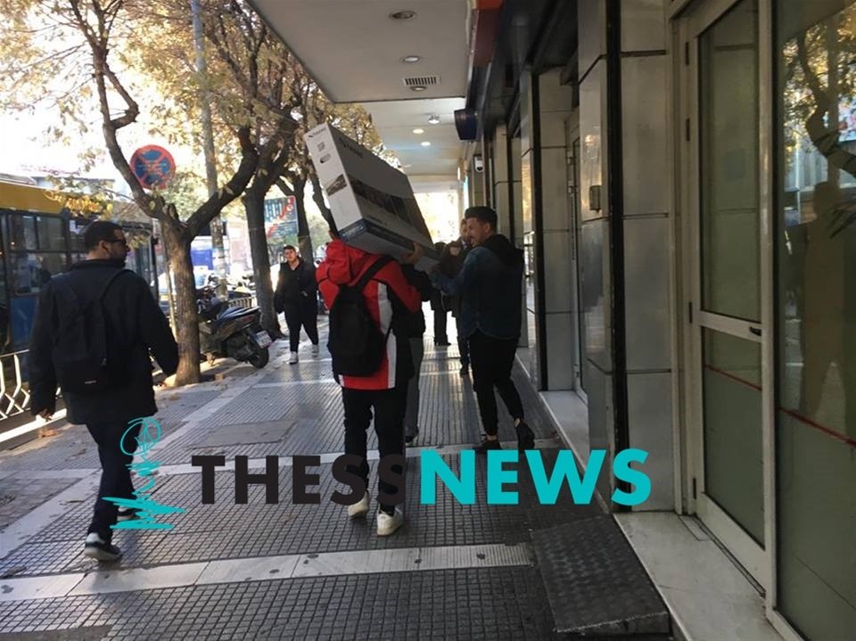 Θεσσαλονίκη: Ουρές και σπρωξίματα για τις προσφορές της Black Friday [εικόνες & βίντεο] | iefimerida.gr 2