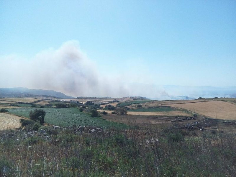 Μεγάλη φωτιά στη Νάξο -Στην περιοχή Πλάκα [εικόνες & βίντεο] | iefimerida.gr 7