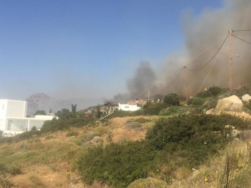 Μεγάλη φωτιά στη Νάξο -Στην περιοχή Πλάκα [εικόνες & βίντεο] | iefimerida.gr 0