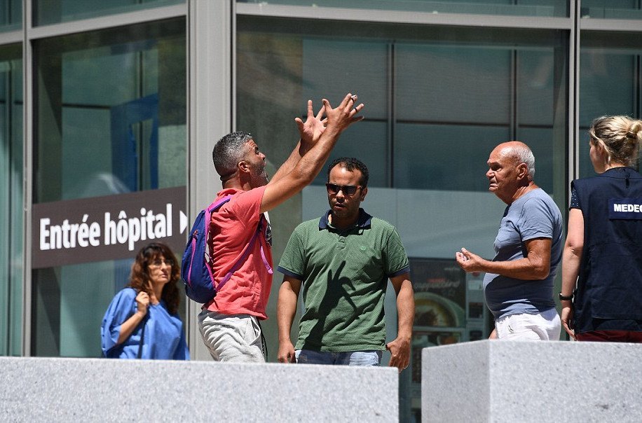 Τραγικό: Η στιγμή που πατέρας μαθαίνει πως η οικογένειά του ξεκληρίστηκε στη Νίκαια [εικόνες & βίντεο] | iefimerida.gr 1