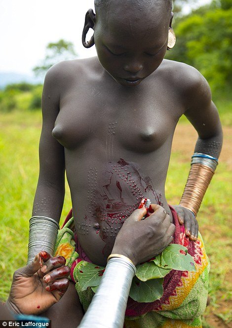 Αυτά είναι τα πιο οδυνηρά τατουάζ στον κόσμο -Χαράσσουν το δέρμα με αγκάθια και ξυραφάκια [εικόνες] | iefimerida.gr 0