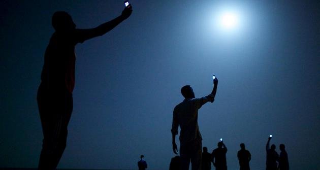 Αφρική: Σηκώνουν τα τηλέφωνα για να πιάσουν σήμα -Μια φωτογραφία που πήρε βραβείο [εικόνα] | iefimerida.gr 0