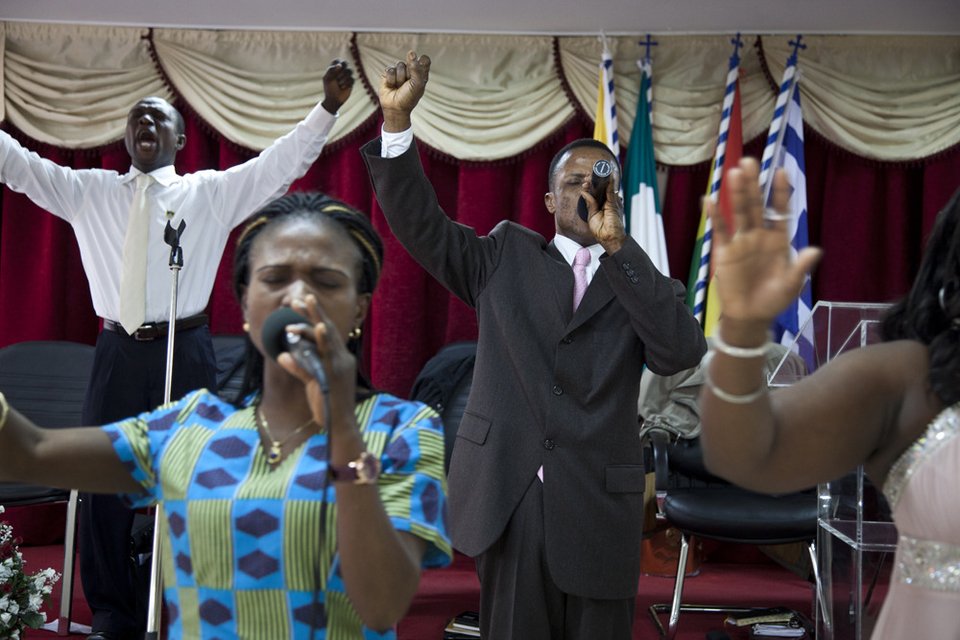 Αφρικανοί που ζουν στην Ελλάδα προσεύχονται για να βγάλει ο Σαμαράς τη χώρα από την κρίση [εικόνες] | iefimerida.gr 1