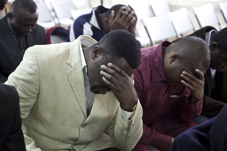 Αφρικανοί που ζουν στην Ελλάδα προσεύχονται για να βγάλει ο Σαμαράς τη χώρα από την κρίση [εικόνες] | iefimerida.gr 3