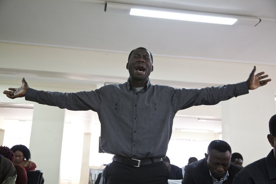 Αφρικανοί που ζουν στην Ελλάδα προσεύχονται για να βγάλει ο Σαμαράς τη χώρα από την κρίση [εικόνες] | iefimerida.gr 5