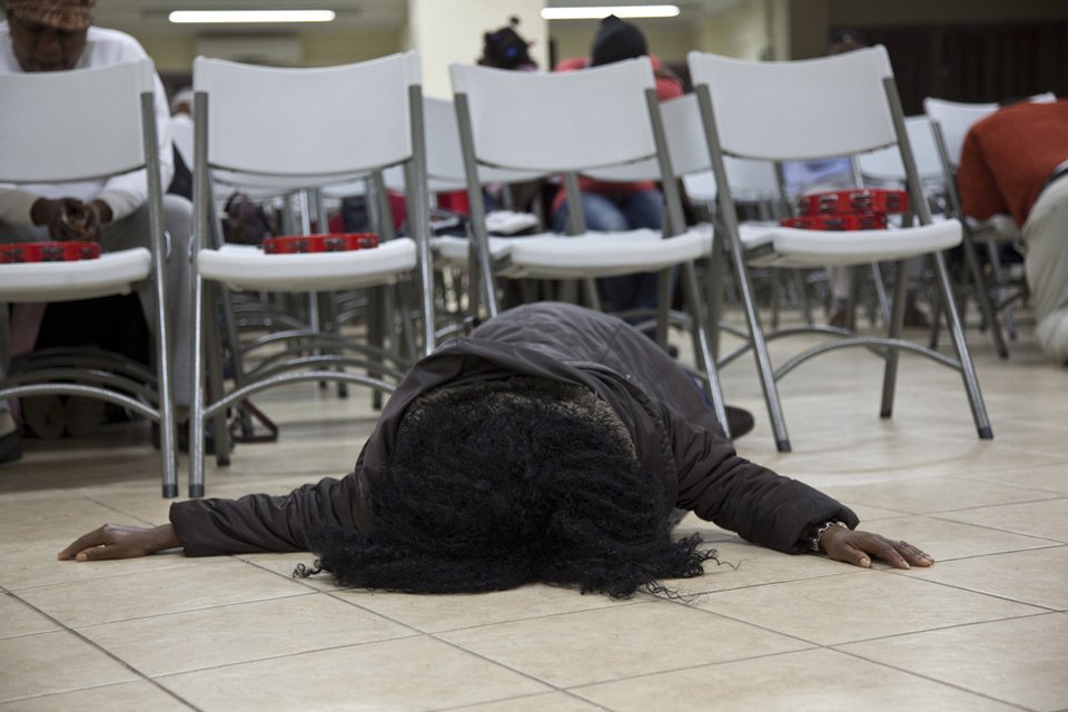 Αφρικανοί που ζουν στην Ελλάδα προσεύχονται για να βγάλει ο Σαμαράς τη χώρα από την κρίση [εικόνες] | iefimerida.gr 6