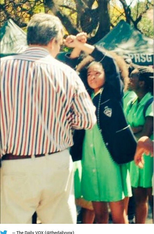 Απαγόρευσαν τα άφρο μαλλιά σε σχολείο της Νότιας Αφρικής -Διαμαρτυρήθηκαν οι μαθήτριες [εικόνες & βίντεο] | iefimerida.gr 1