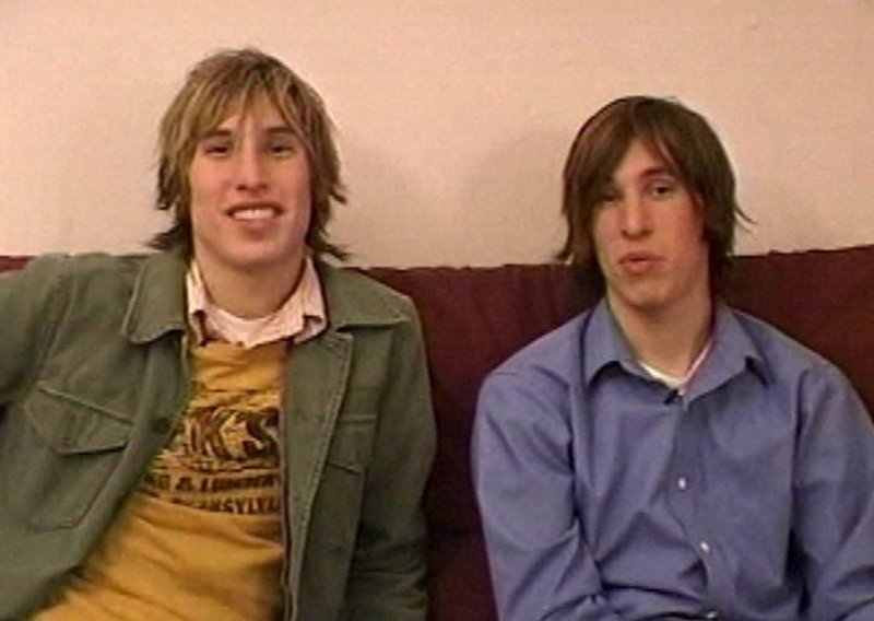 Δίδυμοι ξόδεψαν 15.000 δολ. σε πλαστικές για να μοιάσουν στον Μπραντ Πιτ [εικόνες] | iefimerida.gr 1