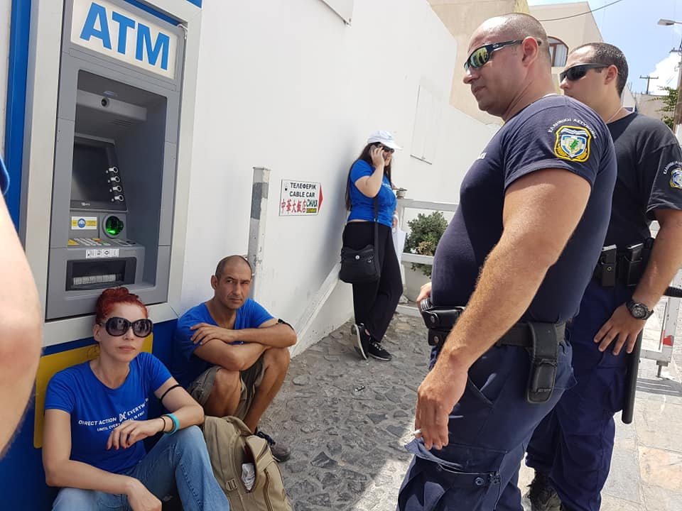 Γίναμε είδηση: Ιδιοκτήτες γαϊδουριών δέρνουν ακτιβιστές στη Σαντορίνη [βίντεο]  | iefimerida.gr 2