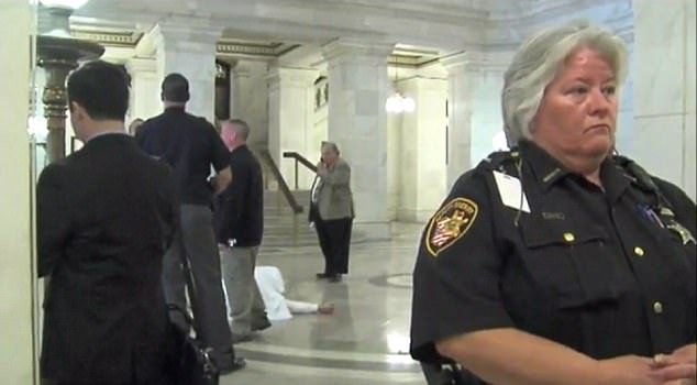 Η στιγμή που παιδόφιλος αυτοκτονεί στο δικαστήριο λίγο πριν τη δίκη του για βιασμό και δολοφονία 10χρονης [βίντεο] | iefimerida.gr 1