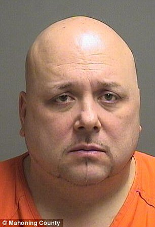 Η στιγμή που παιδόφιλος αυτοκτονεί στο δικαστήριο λίγο πριν τη δίκη του για βιασμό και δολοφονία 10χρονης [βίντεο] | iefimerida.gr 0