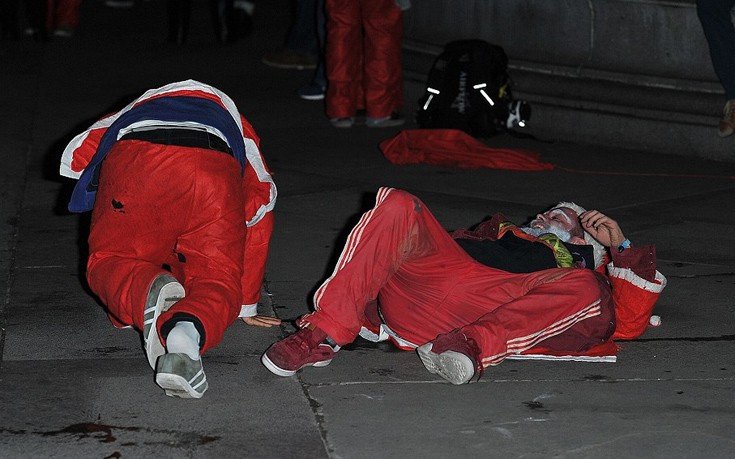 Μόνο στο Λονδίνο: Αγιοι Βασίληδες εκτός ορίων, τύφλα στο μεθύσι [εικόνες] | iefimerida.gr 9