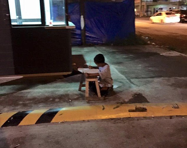 Συγκινητική ιστορία: Ενας 8χρονος μαθαίνει γράμματα στο δρόμο υπό το φως των McDonald's [εικόνες]  | iefimerida.gr 0