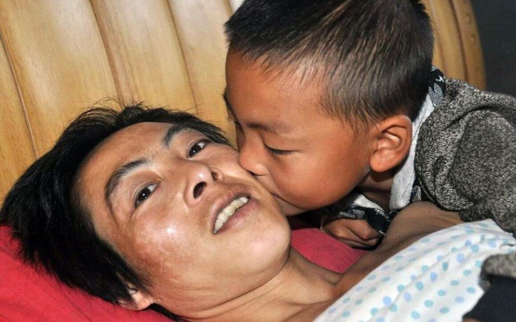 Mικρό αγόρι, μεγάλες ευθύνες: Φροντίζει τον παράλυτο πατέρα του από τότε που τον εγκατέλειψε η μητέρα του [εικόνες] | iefimerida.gr 0