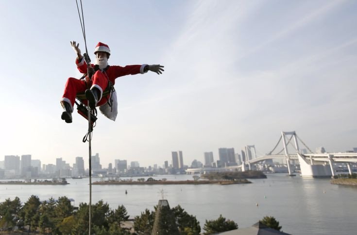 Ο Αγιος Βασίλης σε επικίνδυνες αποστολές -Καθαρίζει τζάμια κρεμασμένος σε σχοινιά [εικόνες]  | iefimerida.gr 0