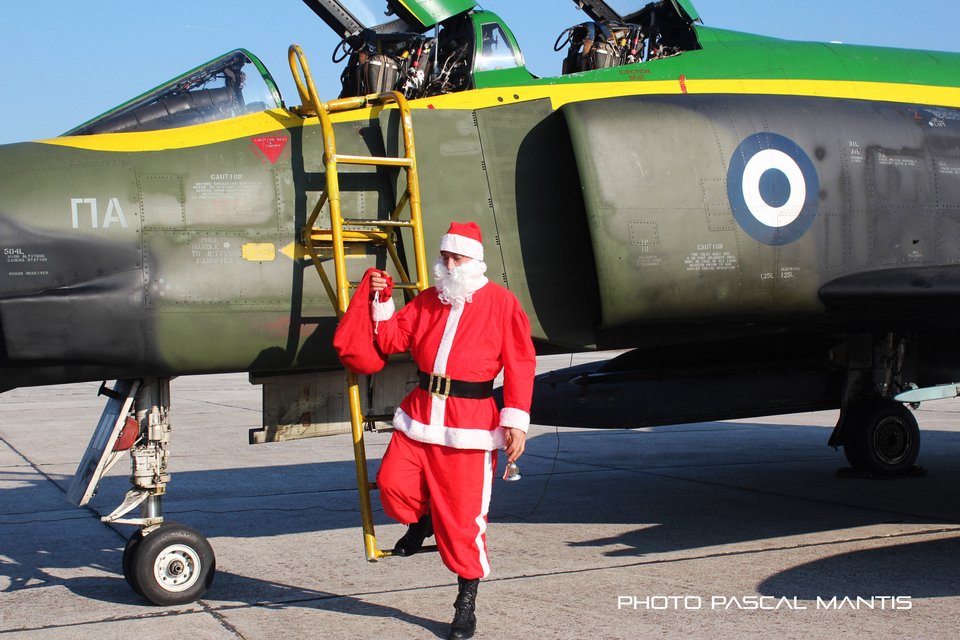 O Αγιος Βασίλης ήρθε με...Phantom - Μοίρασε δώρα [εικόνες&βίντεο] | iefimerida.gr 0
