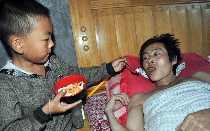 Mικρό αγόρι, μεγάλες ευθύνες: Φροντίζει τον παράλυτο πατέρα του από τότε που τον εγκατέλειψε η μητέρα του [εικόνες] | iefimerida.gr 1