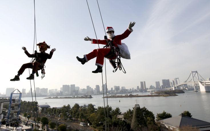 Ο Αγιος Βασίλης σε επικίνδυνες αποστολές -Καθαρίζει τζάμια κρεμασμένος σε σχοινιά [εικόνες]  | iefimerida.gr 1
