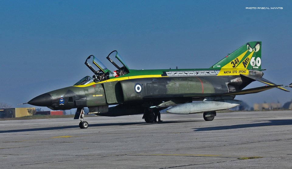 O Αγιος Βασίλης ήρθε με...Phantom - Μοίρασε δώρα [εικόνες&βίντεο] | iefimerida.gr 1