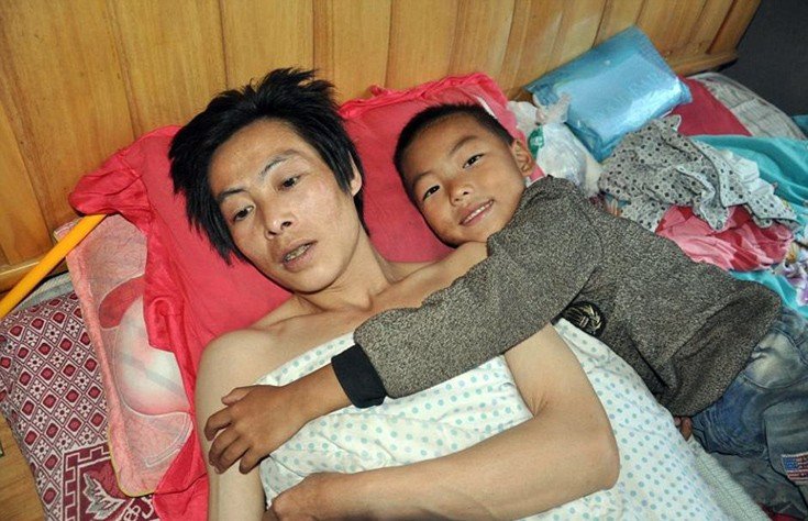 Mικρό αγόρι, μεγάλες ευθύνες: Φροντίζει τον παράλυτο πατέρα του από τότε που τον εγκατέλειψε η μητέρα του [εικόνες] | iefimerida.gr 2