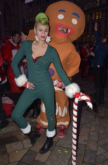 Μόνο στο Λονδίνο: Αγιοι Βασίληδες εκτός ορίων, τύφλα στο μεθύσι [εικόνες] | iefimerida.gr 2