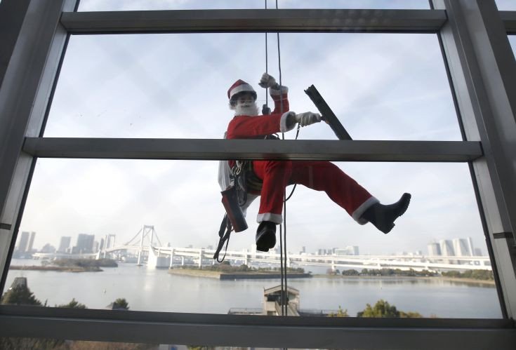 Ο Αγιος Βασίλης σε επικίνδυνες αποστολές -Καθαρίζει τζάμια κρεμασμένος σε σχοινιά [εικόνες]  | iefimerida.gr 2