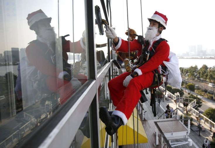 Ο Αγιος Βασίλης σε επικίνδυνες αποστολές -Καθαρίζει τζάμια κρεμασμένος σε σχοινιά [εικόνες]  | iefimerida.gr 3