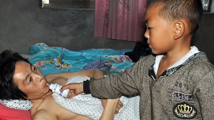 Mικρό αγόρι, μεγάλες ευθύνες: Φροντίζει τον παράλυτο πατέρα του από τότε που τον εγκατέλειψε η μητέρα του [εικόνες] | iefimerida.gr 3