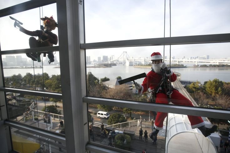 Ο Αγιος Βασίλης σε επικίνδυνες αποστολές -Καθαρίζει τζάμια κρεμασμένος σε σχοινιά [εικόνες]  | iefimerida.gr 4