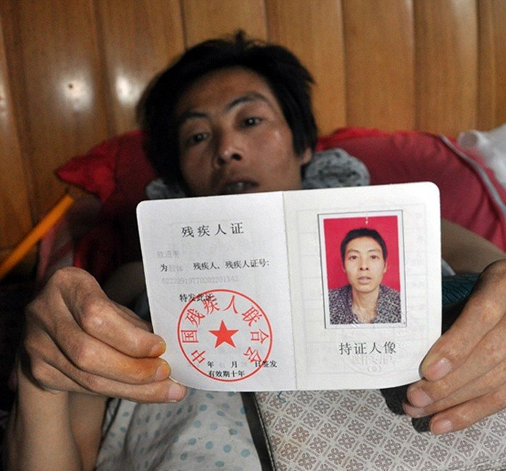 Mικρό αγόρι, μεγάλες ευθύνες: Φροντίζει τον παράλυτο πατέρα του από τότε που τον εγκατέλειψε η μητέρα του [εικόνες] | iefimerida.gr 5