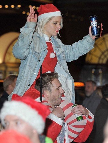 Μόνο στο Λονδίνο: Αγιοι Βασίληδες εκτός ορίων, τύφλα στο μεθύσι [εικόνες] | iefimerida.gr 6