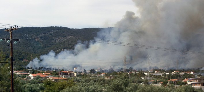 Μεγάλη φωτιά στους Αγίους Θεοδώρους Κορινθίας -Ενας νεκρός [εικόνες & βίντεο] | iefimerida.gr 3