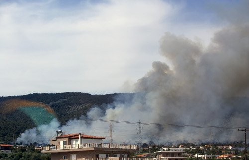 Μεγάλη φωτιά στους Αγίους Θεοδώρους Κορινθίας -Ενας νεκρός [εικόνες & βίντεο] | iefimerida.gr 2