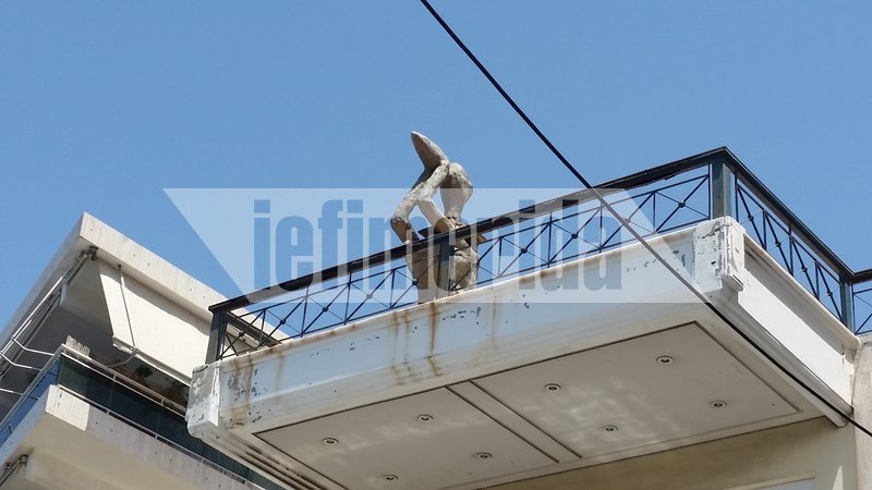 Ο «Βουτηχτής» ή «Πότης» -Το περίεργο άγαλμα στον Αλιμο που στέκει χρόνια στην καμινάδα κτιρίου [εικόνες] | iefimerida.gr 0