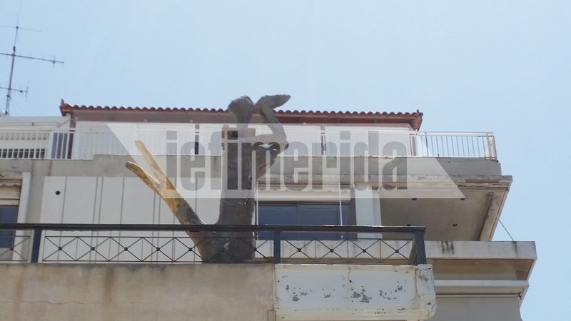 Ο «Βουτηχτής» ή «Πότης» -Το περίεργο άγαλμα στον Αλιμο που στέκει χρόνια στην καμινάδα κτιρίου [εικόνες] | iefimerida.gr 1