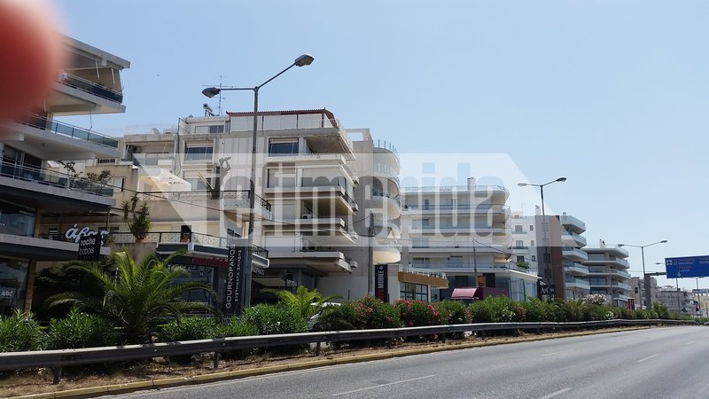 Ο «Βουτηχτής» ή «Πότης» -Το περίεργο άγαλμα στον Αλιμο που στέκει χρόνια στην καμινάδα κτιρίου [εικόνες] | iefimerida.gr 2