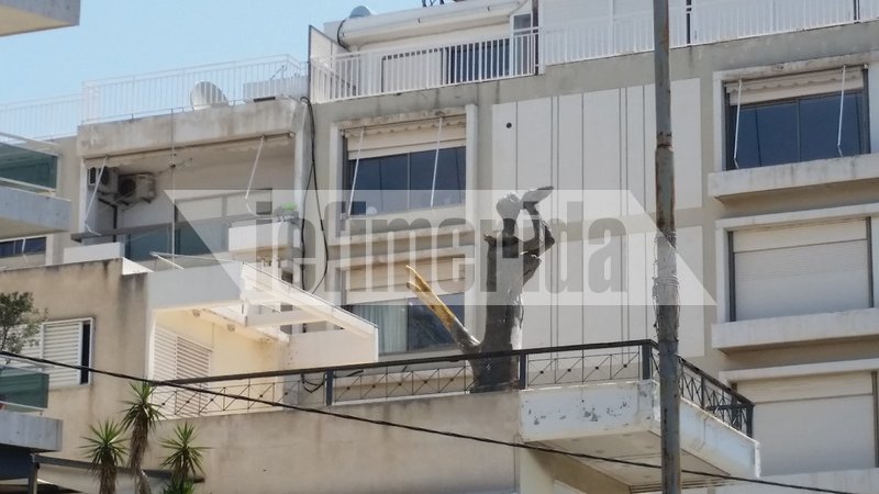 Ο «Βουτηχτής» ή «Πότης» -Το περίεργο άγαλμα στον Αλιμο που στέκει χρόνια στην καμινάδα κτιρίου [εικόνες] | iefimerida.gr 3