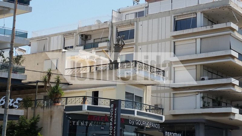 Ο «Βουτηχτής» ή «Πότης» -Το περίεργο άγαλμα στον Αλιμο που στέκει χρόνια στην καμινάδα κτιρίου [εικόνες] | iefimerida.gr 4