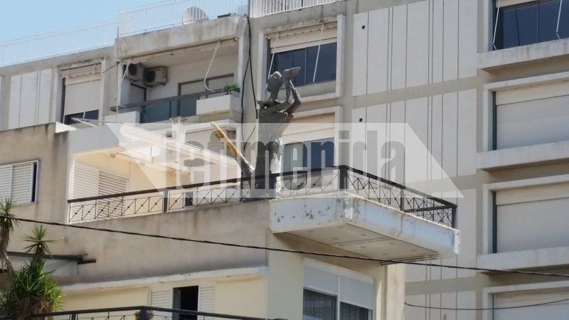 Ο «Βουτηχτής» ή «Πότης» -Το περίεργο άγαλμα στον Αλιμο που στέκει χρόνια στην καμινάδα κτιρίου [εικόνες] | iefimerida.gr 5